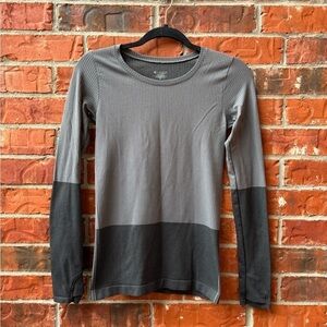 Athleta Flurry Womens Medium Black Gray Colorblock Base Layer Top Thumbholes